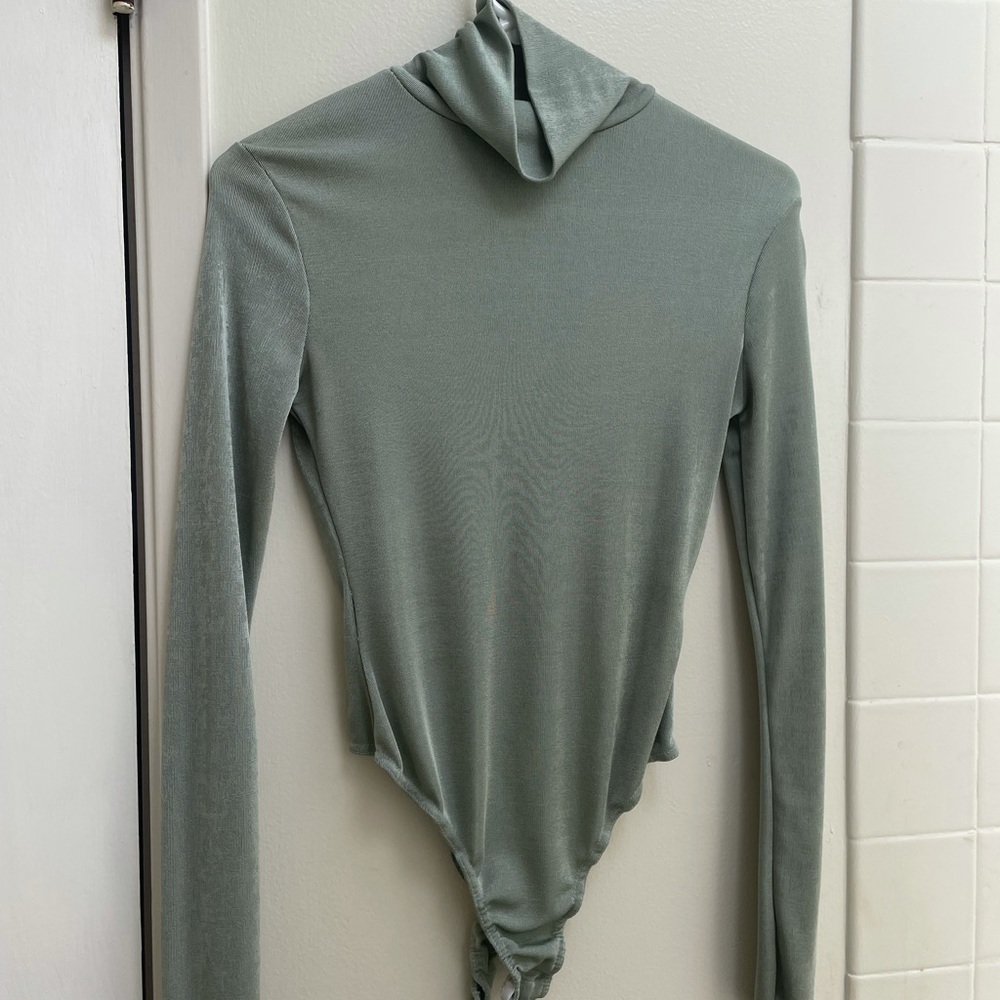 Slinky green turtle neck